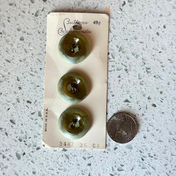 3 NEW on card Vintage 40s Green Buttons By Schwanda Round 2 Hole Flat - Picture 2 of 5